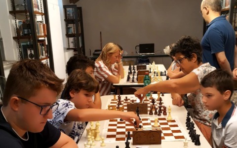 Arona, torneo finale di scacchi in biblioteca: premiati i vincitori del corso