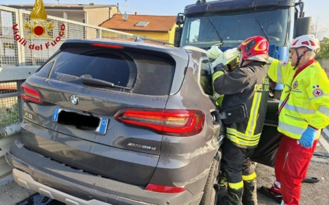 Frontale tra auto e camion sulla Statale 32: muore una donna di 51 anni