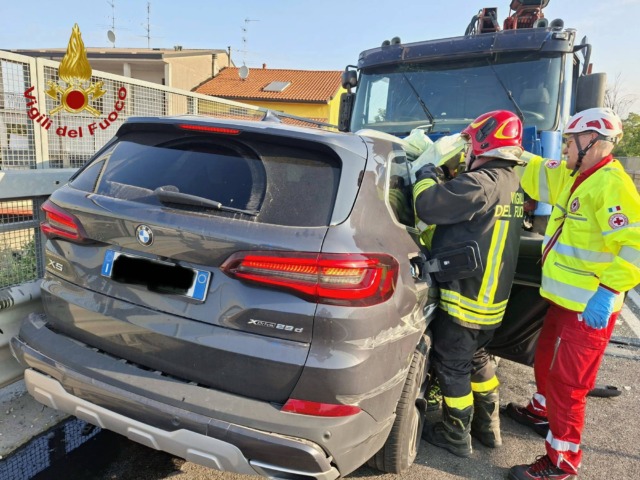 Frontale tra auto e camion sulla Statale 32: muore una donna di 51 anni