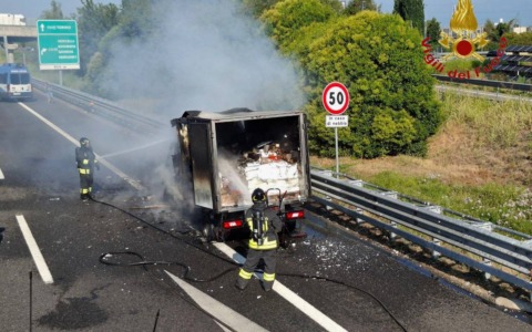 Camion distrutto da un incendio sulla A4 all’altezza di Biandrate