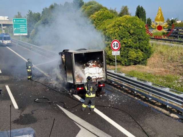 Camion distrutto da un incendio sulla A4 all’altezza di Biandrate