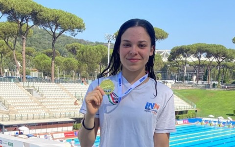 Libertas Nuoto Novara, Emma Crepaldi regina a Roma: due titoli italiani e un argento