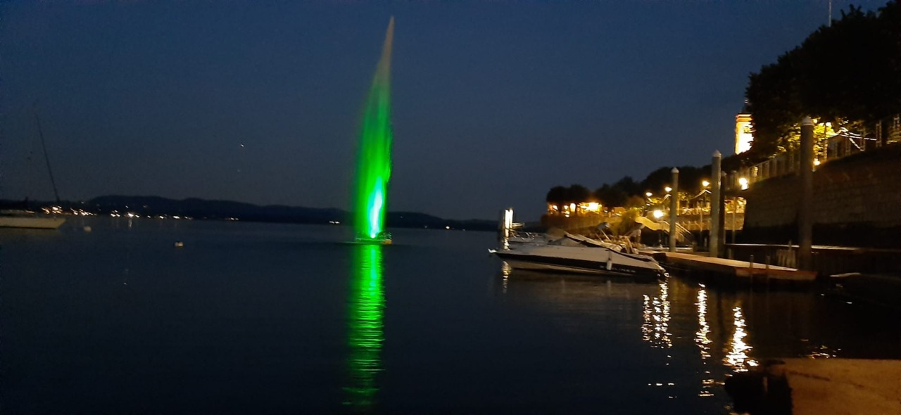 Lesa, una fontana luminosa permanente sul Lago Maggiore: getti d’acqua alti fino a 20 metri