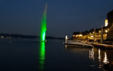 Lesa, una fontana luminosa permanente sul Lago Maggiore: getti d’acqua alti fino a 20 metri