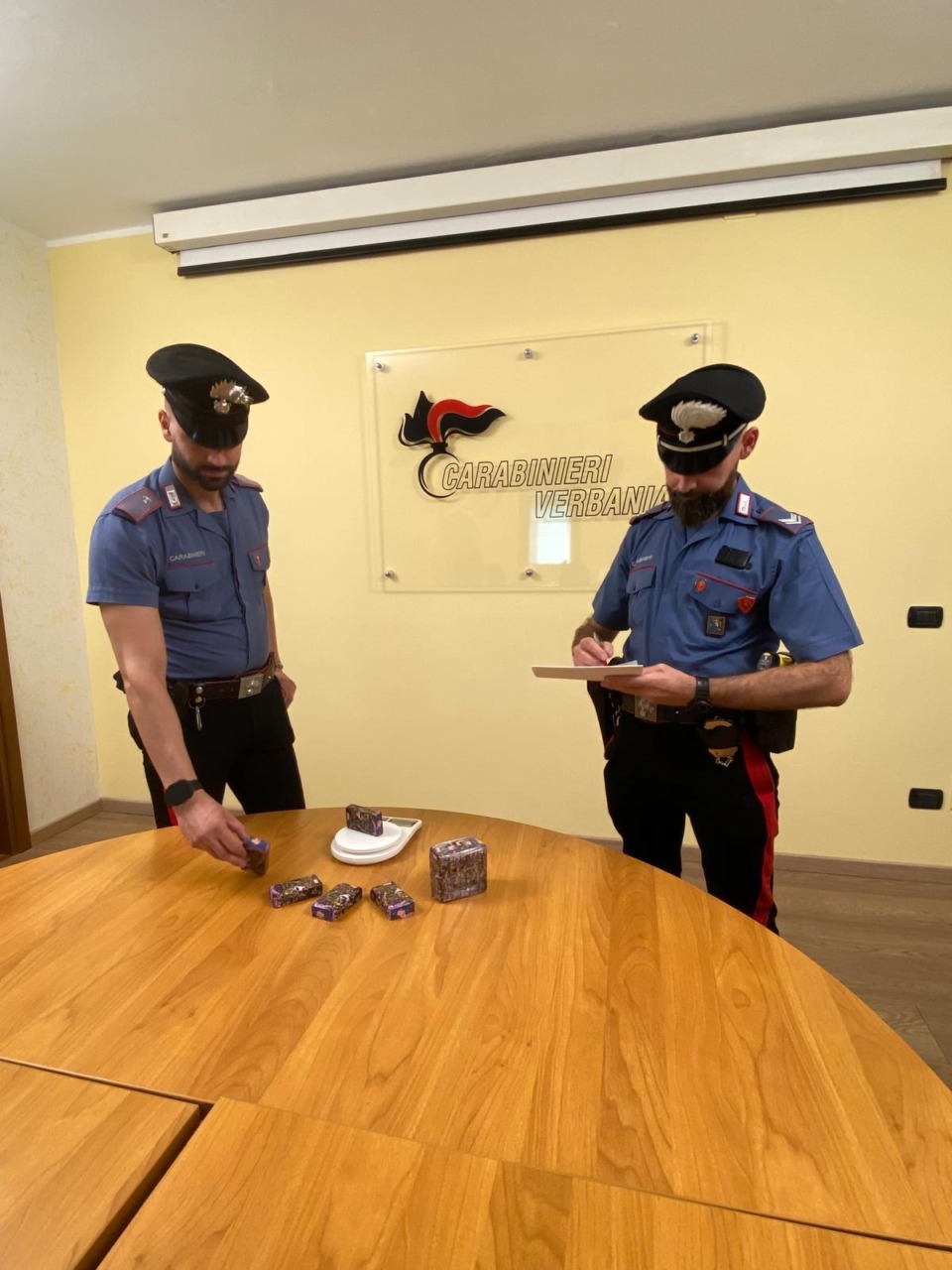 Un chilo di hashish nascosto nello zaino in auto: arrestati due diciannovenni a Baveno