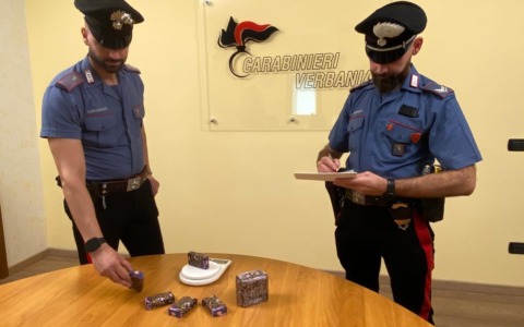 Un chilo di hashish nascosto nello zaino in auto: arrestati due diciannovenni a Baveno