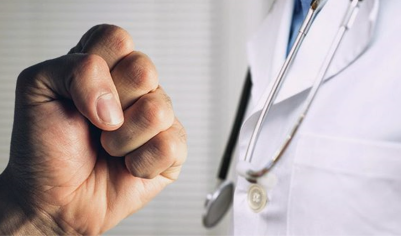 Medico aggredito nell’ambulatorio di Cerano, interviene l’Ordine: «Ora basta»