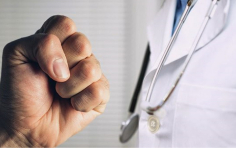 Medico aggredito nell’ambulatorio di Cerano, interviene l’Ordine: «Ora basta»