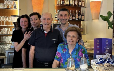 Da 61 anni dietro il bancone: la storia di Pio Apicella, protagonista del commercio oleggese