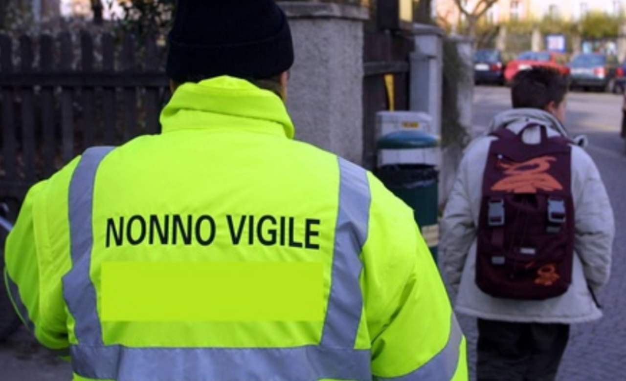 Novara cerca i “Nonni Vigile” per il nuovo anno scolastico: si inizia a ottobre