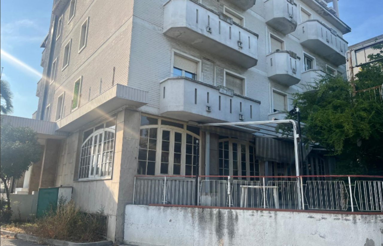 Novara, chiuso il Centro accoglienza nell’ex hotel Victoria: migranti trasferiti in altre strutture