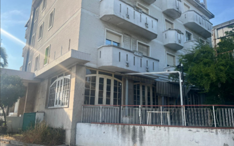 Novara, chiuso il Centro accoglienza nell’ex hotel Victoria: migranti trasferiti in altre strutture