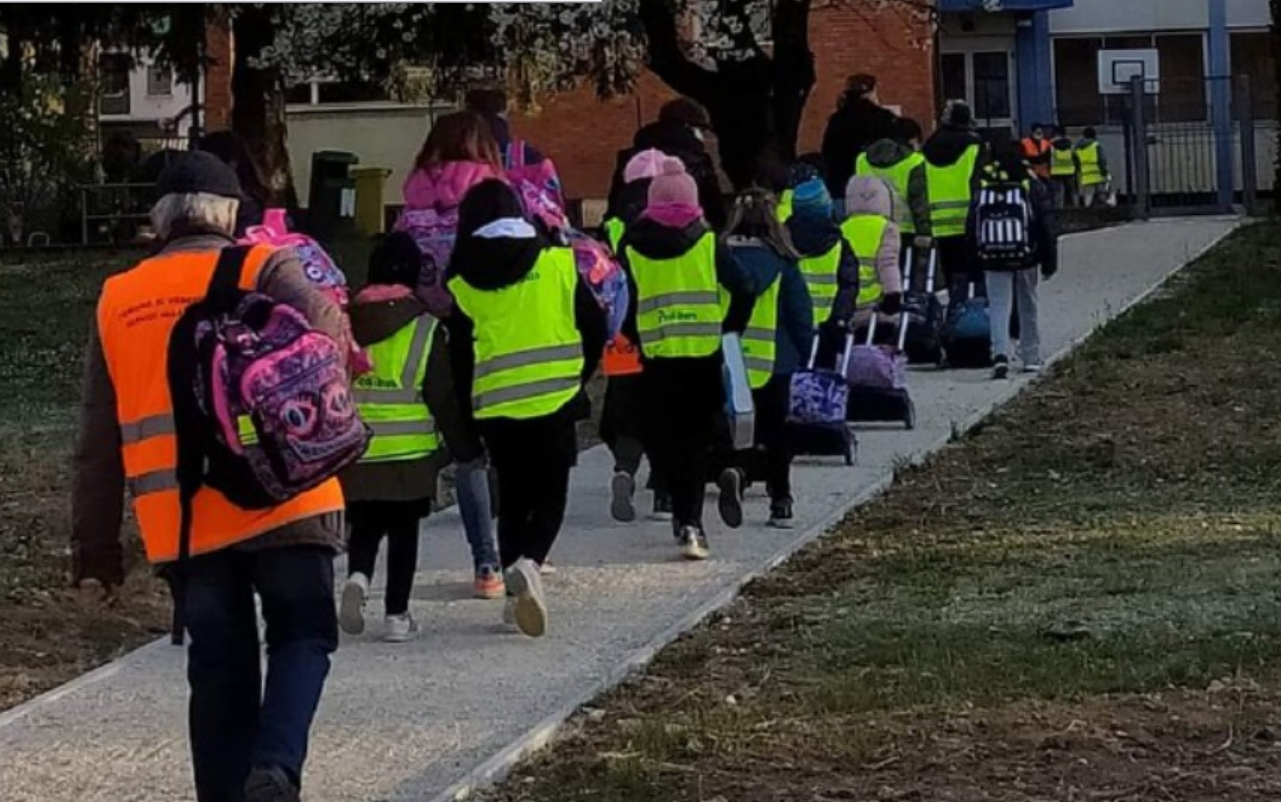 Galliate, riaprono le iscrizioni al Pedibus: il servizio riparte il 21 settembre