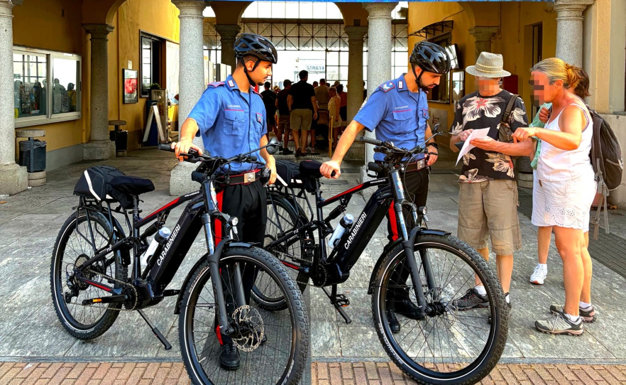 Carabinieri in e-bike nel Vco: controlli tra Lago Maggiore, centri storici e sentieri di montagna