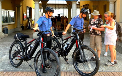 Carabinieri in e-bike nel Vco: controlli tra Lago Maggiore, centri storici e sentieri di montagna