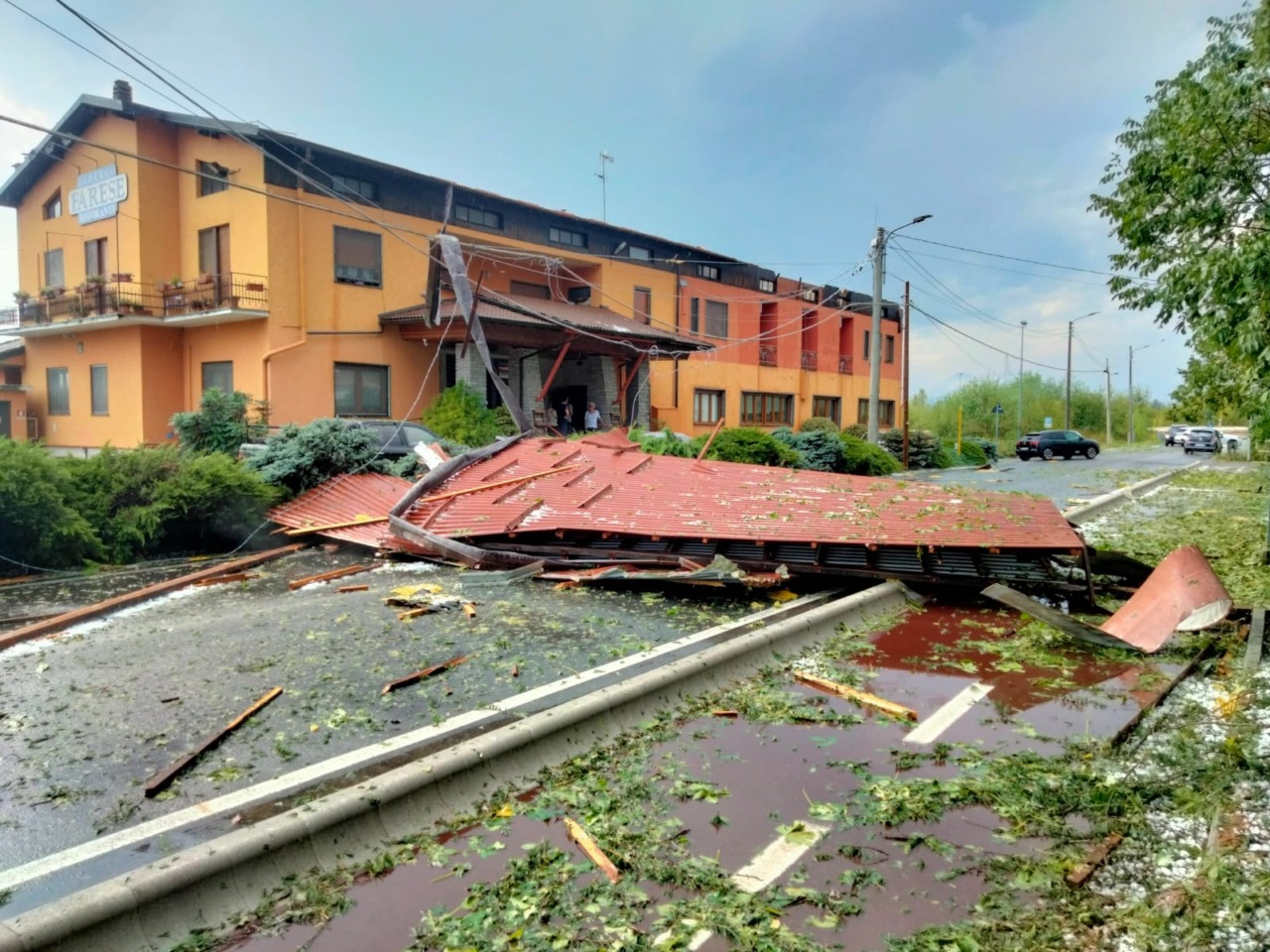 Il maltempo si abbatte sul Novarese: tetti scoperchiati, allagamenti e chicchi di grandine enormi
