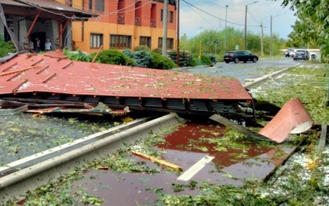 Il maltempo si abbatte sul Novarese: tetti scoperchiati, allagamenti e chicchi di grandine enormi