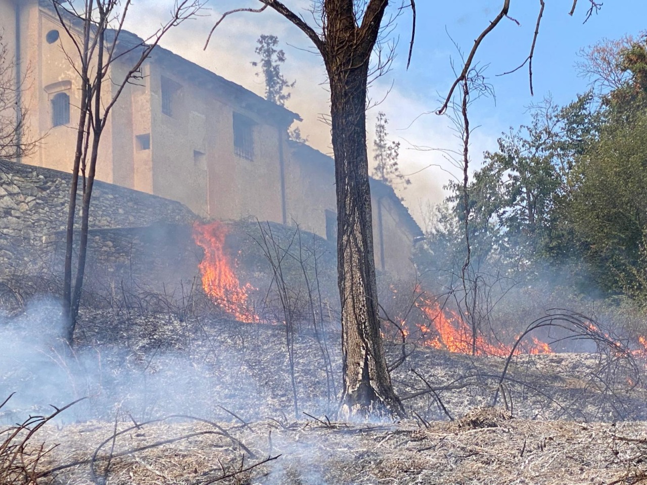 Incendio boschivo a Vacciago: le fiamme hanno sfiorato alcuni edifici