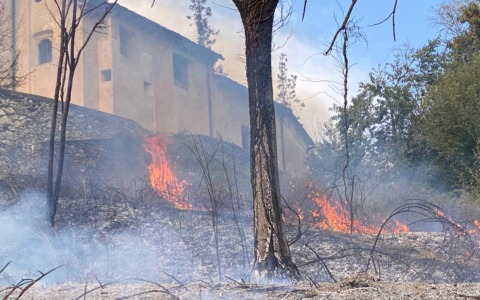 Incendio boschivo a Vacciago: le fiamme hanno sfiorato alcuni edifici