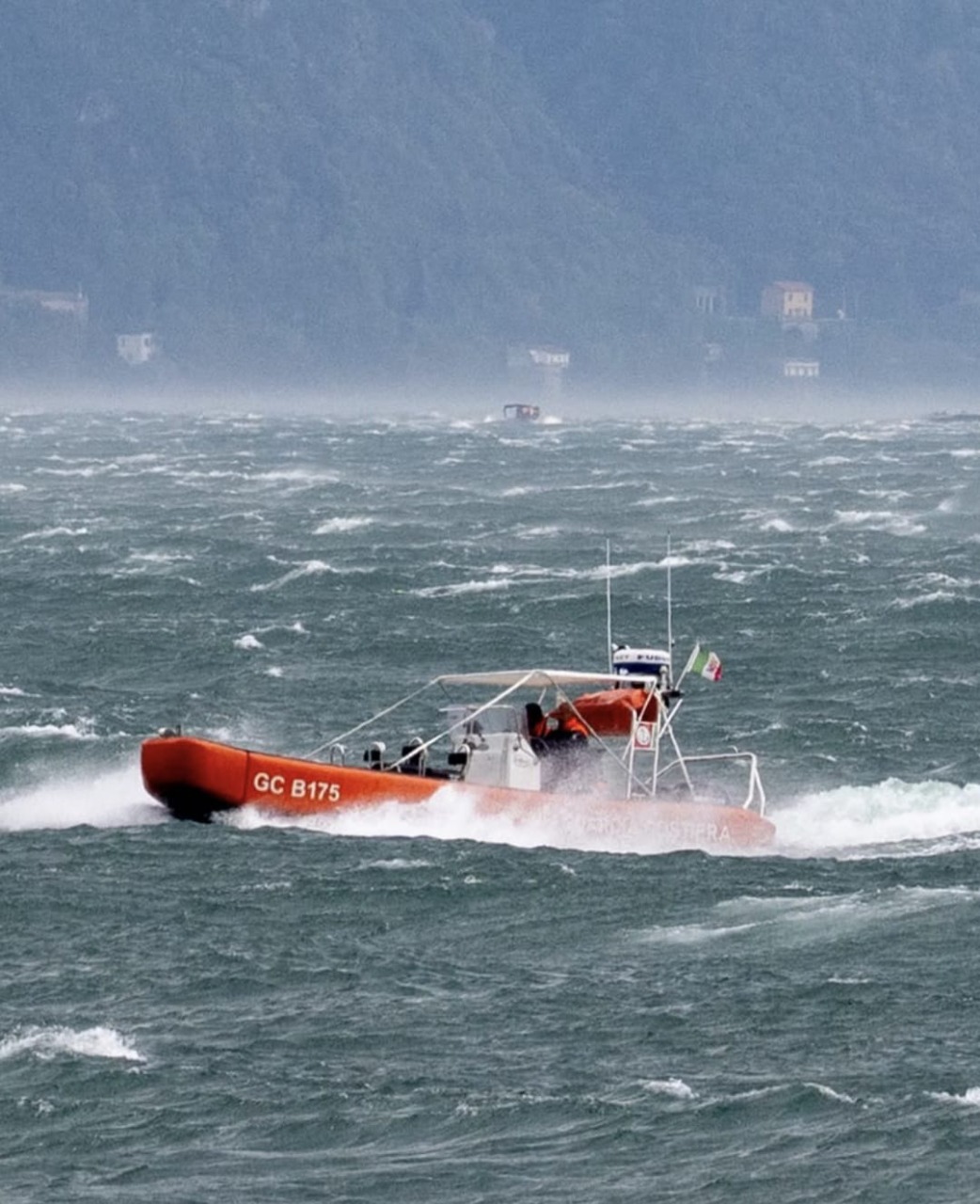 Maltempo sul Lago Maggiore, barche in difficoltà: soccorsi tra Ranco e Belgirate