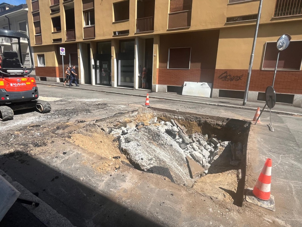 Novara, cede il manto stradale in via Perazzi