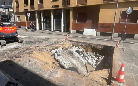 Novara, cede il manto stradale in via Perazzi