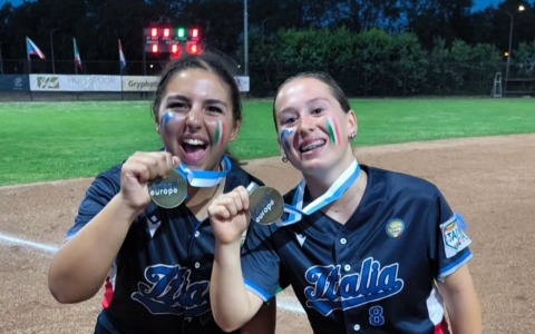 Softball, le novaresi Cloe Guzzon e Giorgia Eremita campionesse continentali U 15