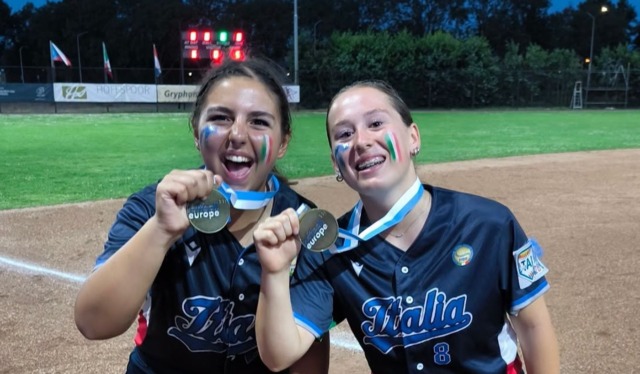 Softball, le novaresi Cloe Guzzon e Giorgia Eremita campionesse continentali U 15