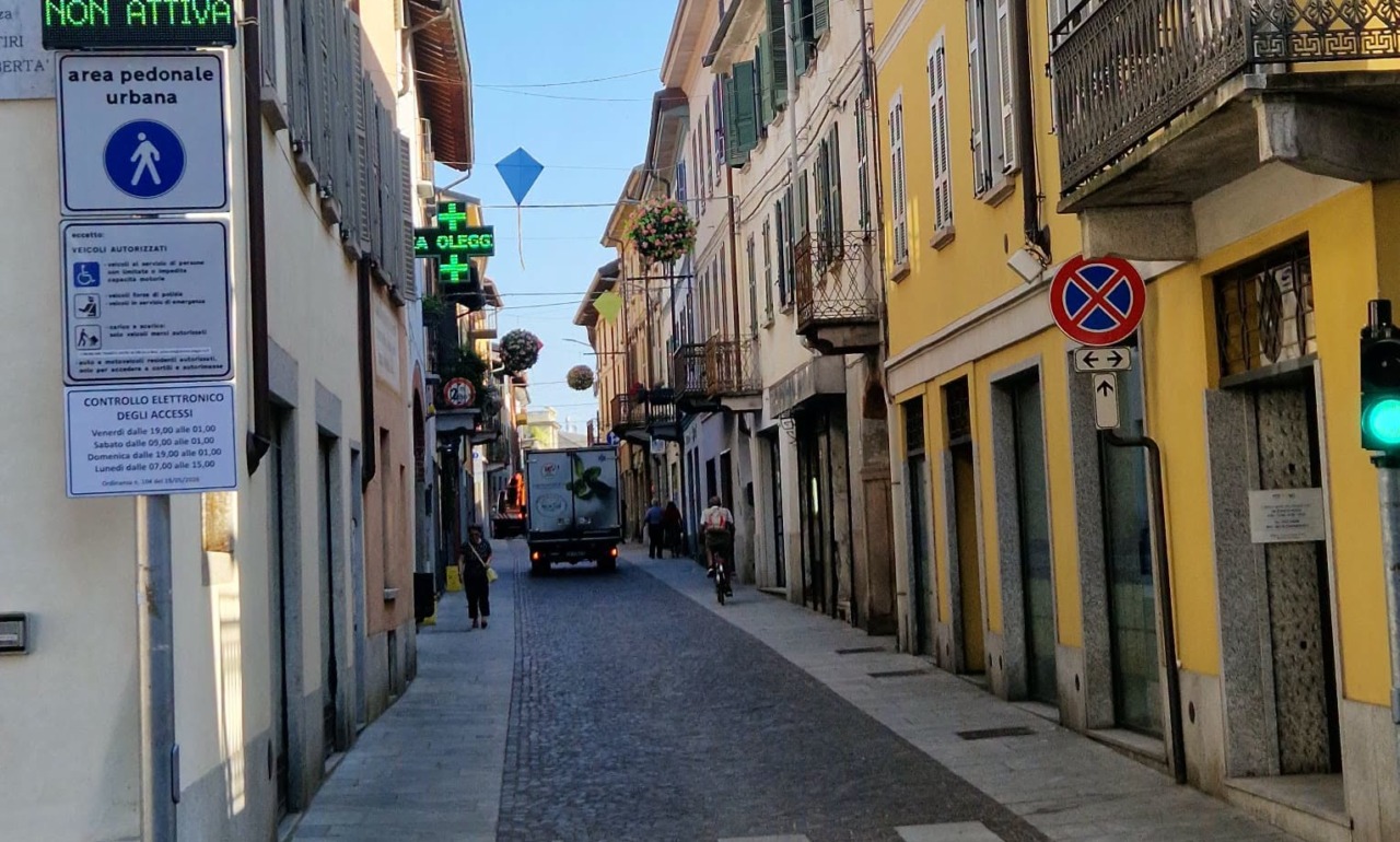Nuovi cedimenti in corso Matteotti a Oleggio: la ditta rifarà i lavori a proprie spese
