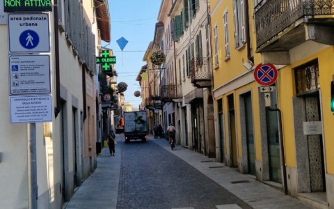 Nuovi cedimenti in corso Matteotti a Oleggio: la ditta rifarà i lavori a proprie spese