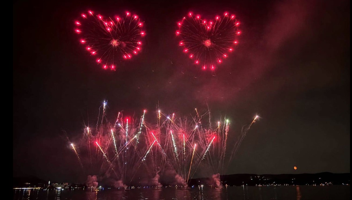 Roberto Ferrari e fuochi d’artificio: weekend da tutto esaurito ad Arona