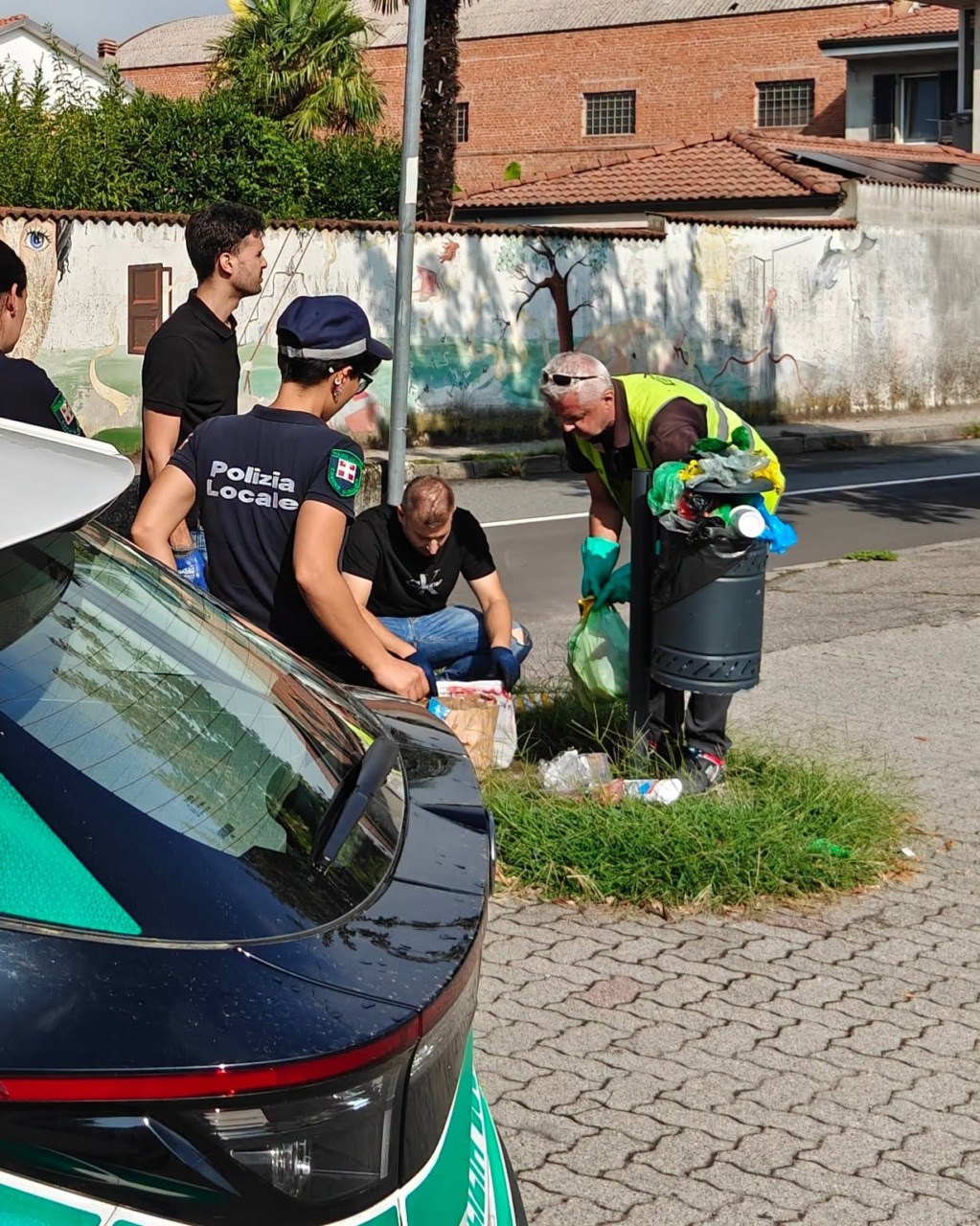 Rifiuti abbandonati a Galliate, controllati i sacchi: individuati numerosi responsabili