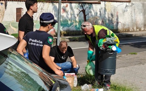 Rifiuti abbandonati a Galliate, controllati i sacchi: individuati numerosi responsabili