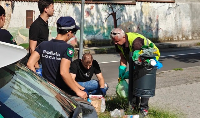 Rifiuti abbandonati a Galliate, controllati i sacchi: individuati numerosi responsabili
