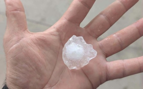 Maltempo, il Novarese nella morsa dei temporali: grandine, allagamenti e alberi abbattuti