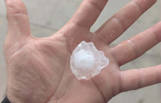 Maltempo, il Novarese nella morsa dei temporali: grandine, allagamenti e alberi abbattuti