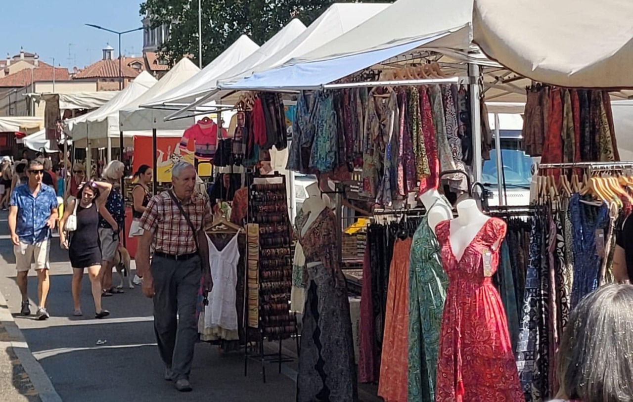 Fiera di agosto a Novara: oggi secondo e ultimo giorno per passeggiare tra le bancharelle