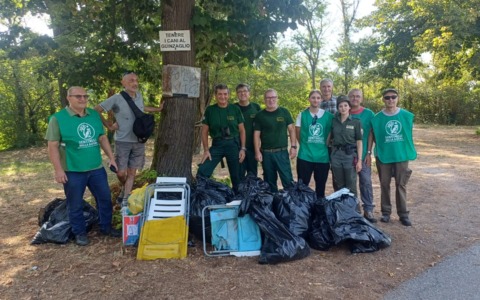 Guardiaparco e volontari al lavoro a Oleggio per ripulire il Parco del Ticino