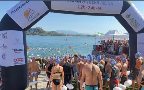Traversata Angera-Arona da record: oltre 1.200 nuotatori nel Lago Maggiore