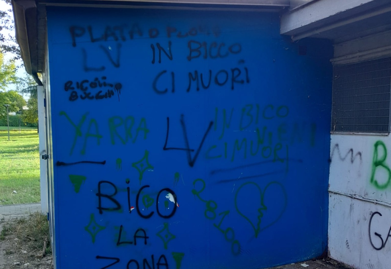 Nuovi vandalismi in via Poerio, Basket College: «Milioni per altri impianti e qui resta la recinzione-colabrodo»