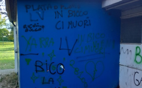 Nuovi vandalismi in via Poerio, Basket College: «Milioni per altri impianti e qui resta la recinzione-colabrodo»