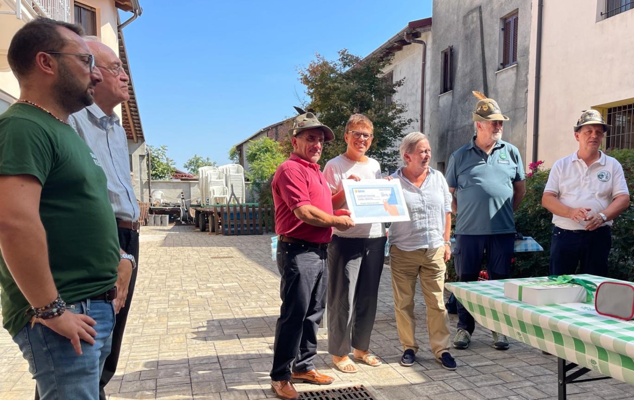 Dagli Alpini di Recetto una donazione al “C’Entro” del Cisa Ovest Ticino