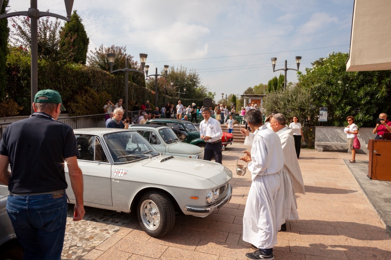 Festa della Madonna del Bosco a Novara, tra i momenti anche la benedizione di auto d’epoca e veicoli
