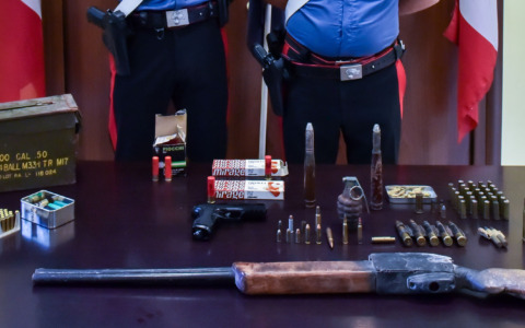 Fucile artigianale, bomba a mano e munizioni in casa: arrestato nel Novarese