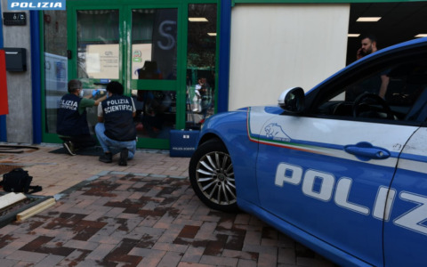 Novara, spaccano la vetrina e fuggono con un’auto da 70mila euro: un arresto