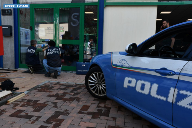 Novara, spaccano la vetrina e fuggono con un’auto da 70mila euro: un arresto