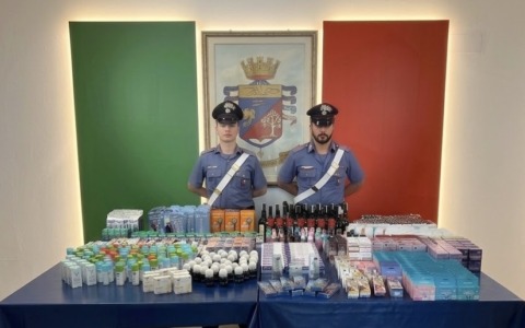 Rubano cosmetici al Famila di Cameri, nei guai due giovani: recuperata refurtiva per 7.600 euro