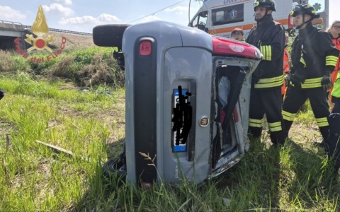 A Vinzaglio auto ribaltata in un campo: una persona soccorsa