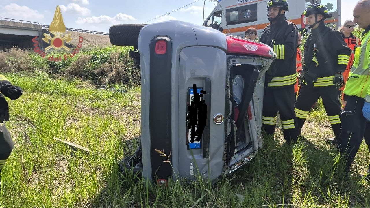 A Vinzaglio auto ribaltata in un campo: una persona soccorsa