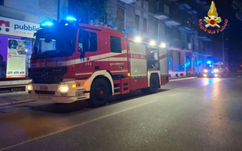Pentolino dimenticato sul fornello, in fiamme in un appartamento: evacuati due adulti e quattro bambini